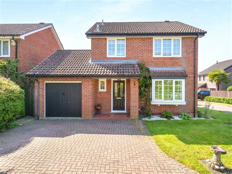 3 Bed Detached House To Rent In Wiggett Grove Binfield Bracknell