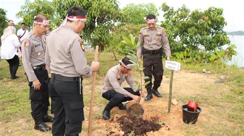 Polres Sibolga Melaksanakan Penanaman Serentak 1000 Pohon Di Bukit