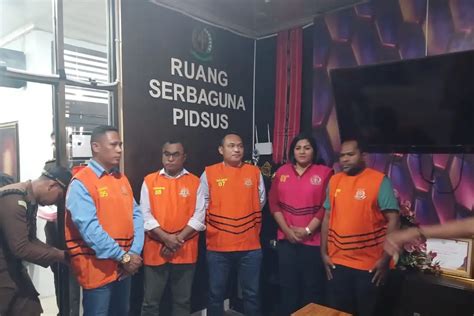 Polisi Serahkan Tersangka Kasus Korupsi Dana Hibah Pilkada Aru Ke Jpu