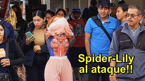 Mujer Araña buscando al Duende Verde Bromas en la calle Bufones