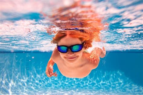 Enfant Nageant Dans La Piscine Enfant Gar On Sous L Eau Nager Sous L