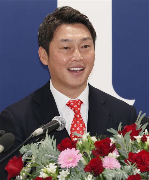 【広島】新井貴浩新監督が就任会見「基本的には新井さんで」背番号「15番をくださいと」 プロ野球写真ニュース 日刊スポーツ