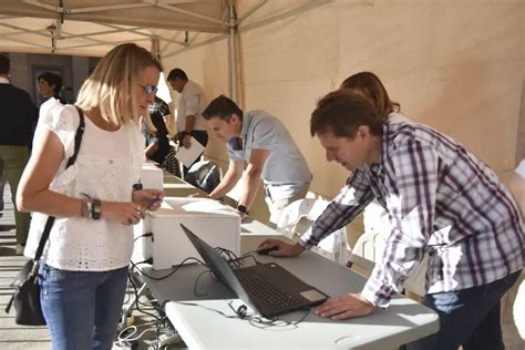 Fotos Del Reparto De Bonos Impulsa En Huesca Im Genes