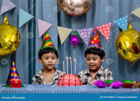 Gemelos Adorable Chico Con Camisa Celebrando Su Cumpleaños Soplando Velas En Pastel Casero Al