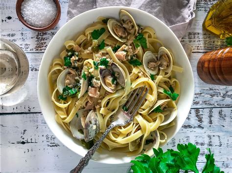 Linguini With White Wine Clam Sauce Clam Sauce Clam Sauce Recipe How To Cook Pasta