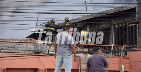 Imágenes del incendio que consumió negocio en la capital