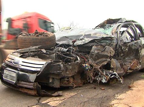 G Carro Bate Em Ve Culo Parado No Canteiro E Mata Um Em Brodowski