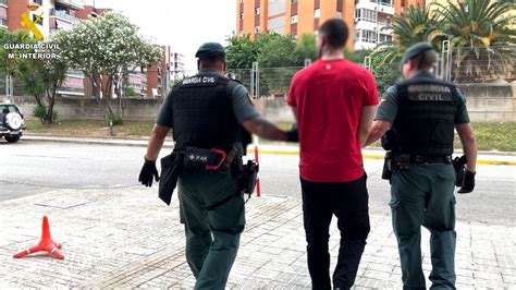 En El Bar De Un Centro Comercial Junto A Su Hermano As Fue La