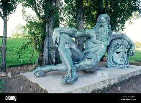 Statue De L Onard De Vinci Sur La Rive De La Loire Ville D Amboise