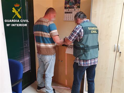 La Guardia Civil Detiene In Fraganti A Una Persona Por Un Robo Con