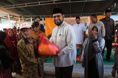 Warga Dua Desa Di Kayoa Dapat Sembako Gratis Dari Bupati Halsel