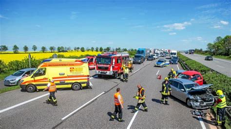 Unfall Mit Lkw Und Mehreren Pkw Auf Der A