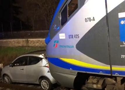 Treno Travolge Una Macchina Le Immagini Choc E La Ragazza Al Volante