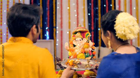 Stockfoto An Indian Couple Worshipping Lord Ganesha Puja Ki Thali