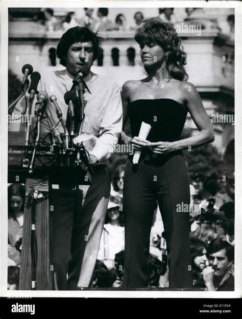 Tom hayden jane fonda hi-res stock photography and images - Alamy