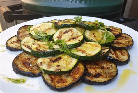 Gegrilde Courgette En Aubergine Op De Big Green Egg