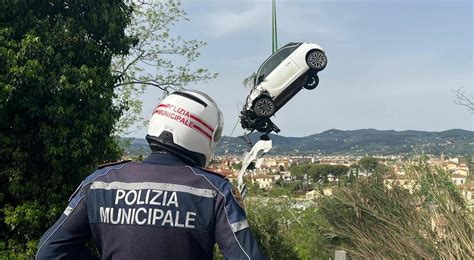 Vola Con Lauto Dal Viadotto E Scappa Rintracciato E Multato Dalla