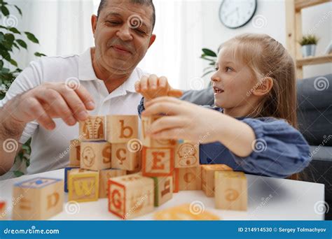 Grand P Re Et Petite Fille Jouant Des Cubes En Bois Dans Le Salon Photo