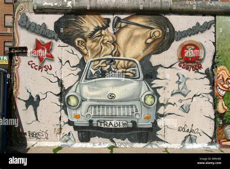 Graffiti Kunst mit Trabant und kommunistischen Führer an der Berliner