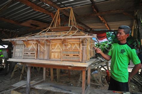 Kerajinan Miniatur Rumah Adat Kudus Antara Foto