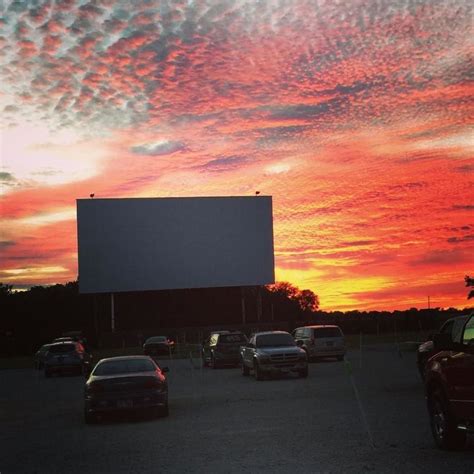 25 Classic Drive In Movie Theaters Best Drive In Theaters In America