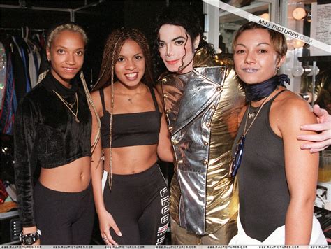 Michael With A Group Of Women In 1997 Michael Jackson Jackson