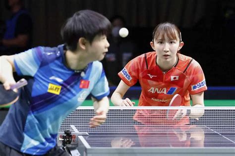 卓球の世界選手権個人戦・女子シングルス準決勝で、中国の孫穎莎（左）と対戦する早田ひな（共同） ― スポニチ Sponichi Annex スポーツ