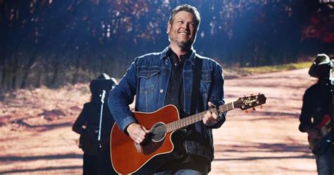 Blake Shelton Performs Acoustic Version Of 'God's Country'