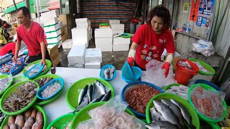 客人一次要買一整隻鮭魚 阿源叫她去後面自己挑大隻一點的 台中大雅市場 海鮮叫賣哥阿源 Taiwan Seafood Auction Youtube