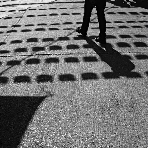 Secci N Baja De Una Persona Caminando Por La Calle Con Sombras De