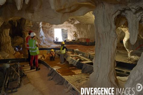 Chantier Caverne Du Pont D Arc Reproduction De La Grotte Chauvet Par