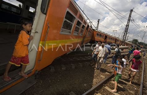 KERETA ANJLOK ANTARA Foto