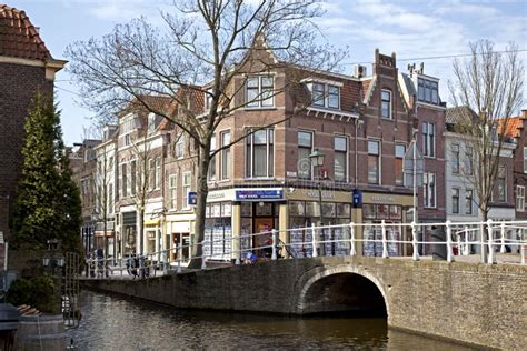 Delft canals editorial stock image. Image of dutch, centre - 30274129