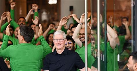 Apple Boss Cook Opens First Store In India Trendradars