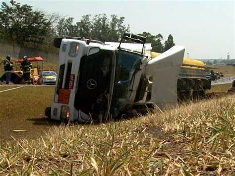 G1 Caminhão carregado de combustível tomba e bloqueia rodovia em