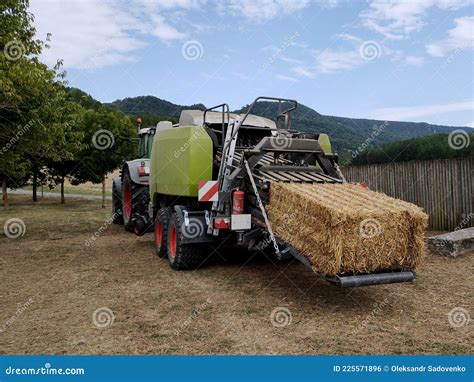 Un Recolector Que Extrae Heno De Los Campos Y Lo Convierte En Briquetas