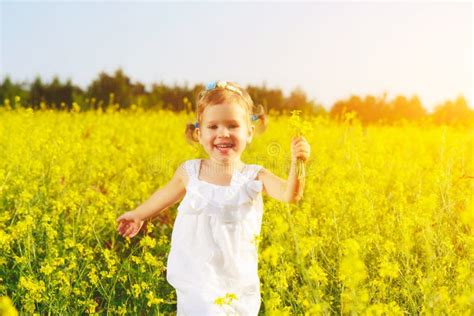 Petit Enfant Heureux Se Baignant Dans La Baignoire Photo Stock Image