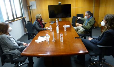 La delegada del Govern de la Generalitat y una delegación de Junts per