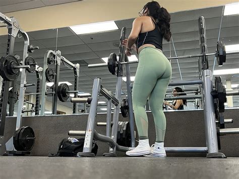 Squatting Pawg With Camel Toe At Gym 🥵🔥 Spandex Leggings And Yoga