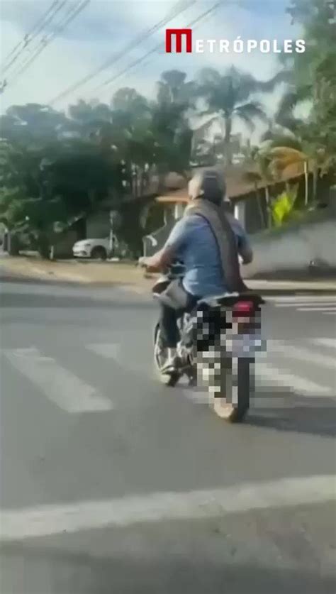 Metrópoles on Twitter Homem pilota moto jiboia pendurada no