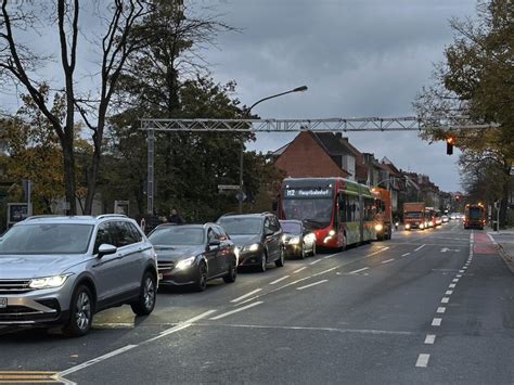 Vier Autos und ein Bus Zwei Ampeln an der Natruper Straße sorgen für