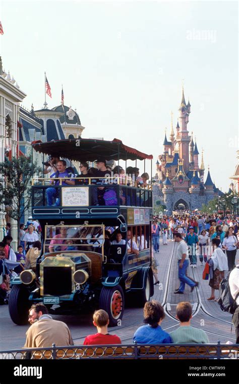 El Castillo Con La Calle Principal De Tiendas Atracciones Y Personas