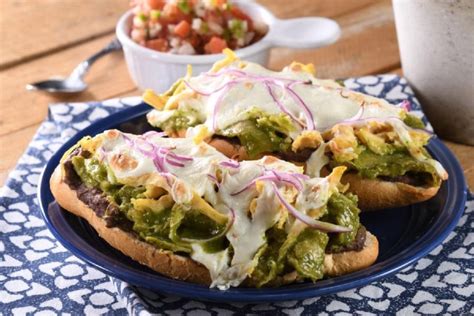 Molletes Con Chilaquiles Verdes Con Sal Y Azucar