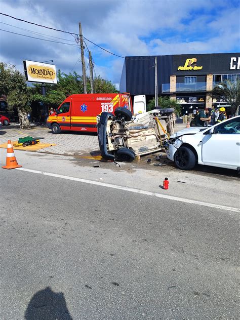 Colisão Entre Carros Deixa Uma Pessoa Ferida Em Sc