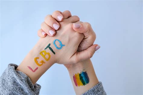 Arco Iris Bandera Lgbtq Pintado A Mano Apoyo A La Comunidad Lgbt Mes