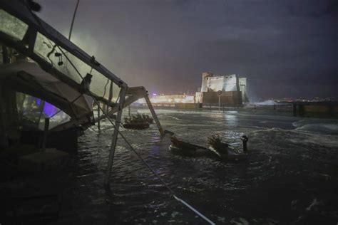 Mareggiata A Napoli Le Immagini Notturne Del Mare Che Devasta Il