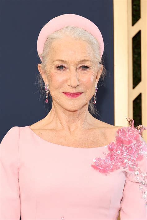 Helen Mirren Luce Sus Canas Con Elegancia En Los SAG Awards 2022 Glamour