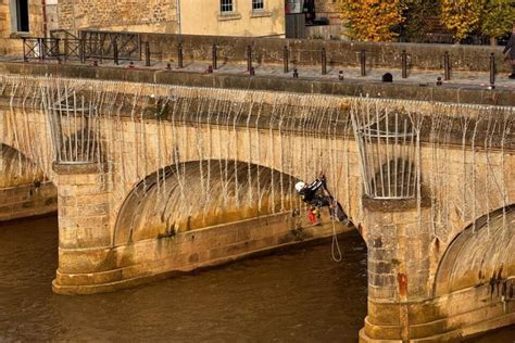 Qui Tait Ce Cordiste Suspendu Au Pont Neuf Pour Installer Les