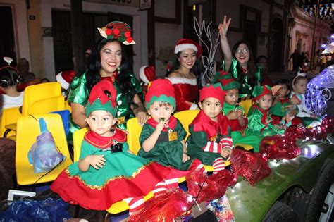 Encienden El Espíritu Navideño En Rosario Con Desfile De Luces árbol Y