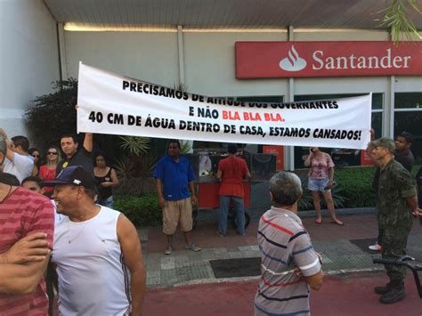 Moradores de Cobilândia fazem protesto durante desfile em Vila Velha